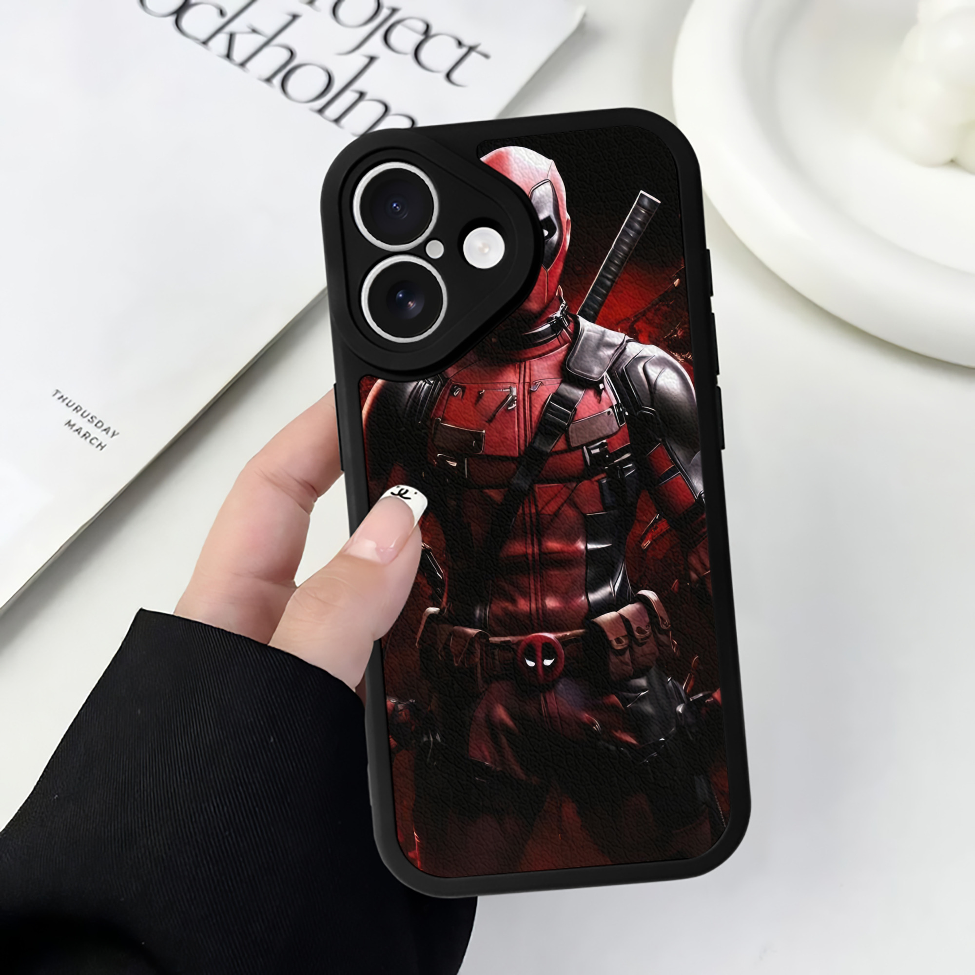 （画像用） Deadpool デッドプール 【iPhone 16シリーズ対応】シリコンスマホケース（レザー調） 材質：シリコン